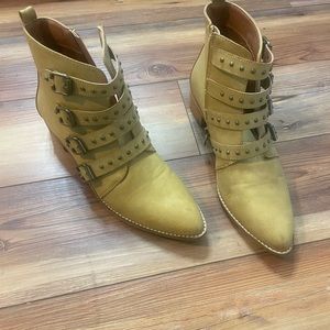 Women’s boots size 10